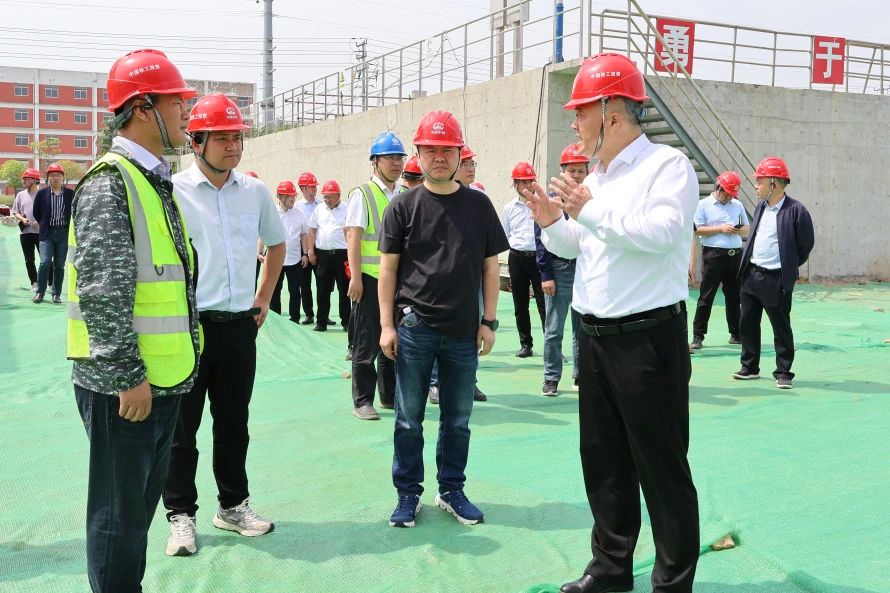 1752562767696101.jpg 泰州市金東城市建設(shè)投資集團黨委書記、董事長陳祥到姜堰項目檢查指導(dǎo)工作.jpg